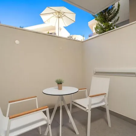 아파트 Mirablue Luxury Residences (adults Only)